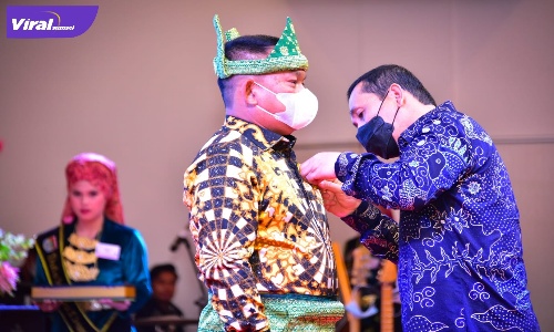 KSAD Jenderal TNI Dudung Abdurachman mendapat gelar kehormatan “Pangeran Ulu Bela Penjege Negeri” di Kota Lubuklinggau, Selasa (8/3/2022) malam. Foto : viralsumsel.com/min