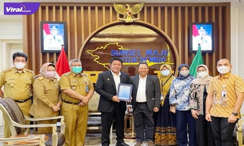 Gubernur Sumsel H. Herman Deru Menerima Direktur Pengawas Pemeriksaan dan Hubungan Antar Lembaga BPJS Kesehatan, DR. Mundiharno, M.SC., CSEP., CSA., QRGP., CERG., GRCP., GRCA di Ruang Tamu Gubernur, Selasa (8/3/2022). Foto : viralsumsel.com/win