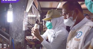 Fitrianti Agustinda bersama Balai Badan Pengawasan Obat dan Makanan (BBPOM) kota Palembang kembali Inspeksi Dadakan (Sidak) ke Pasar Tradisonal. Rabu (9/3/3022) Foto : Viralsumsel/Nto