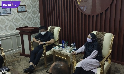 Bupati OKU Timur H. Lanosin, S.T., didampingi ketua TP PKK dr. Sheila Noberta, Sp.A., M.Kes, terima Audiensi Ketua MKKS dan Forum OSIS tingkat pelajar, Rabu ( 9/3/2022). Foto : viralsumsel.com/ril