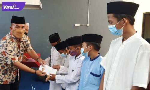 Jajaran Anggota Satreskrim Polres OKI menjalin silaturahmi antara anggota dan masyarakat memberikan santuan untuk 30 anak yatim, Jumat (11/3/2022). Foto : viralsumsel.com/fia