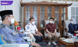 Walikota Palembang H Harnojoyo terima kunjungan Kepala Balai Pengelola Kereta Api Ringan Sumsel, Prih Galih di Rumah Dinas Walikota, Selasa (15/3/2022). Foto : viralsumsel.com/nto