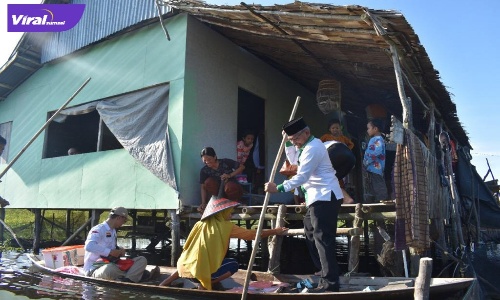 Pemprov Sumsel, Pemda OKI dan Baznas menyantuni korban bencana puting beliung di Serigeni Baru dan Desa Tanjung Alai, Kabupaten OKI, Senin, (14/3/2022). Foto : viralsumsel.com/firman