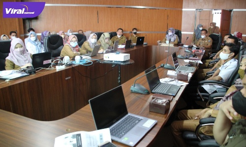 Asisten Bidang Administrasi Umum, Nursulla, S.Sos. pimpin rapat persiapan Launching E-Office, Selasa (15/3/2022). Foto : viralsumsel.com/firman