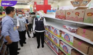 Wakil Walikota Palembang, Fitrianti Agustinda bersama Disdag Palembang menggelar Sidak di beberapa gerai super market di Palembang, Kamis (17/3/2022). Foto : viralsumsel.com/nto