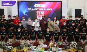 Pose bersama para pemain, ofisial, pelatih dan Walikota Palembang, H. Harnojoyo melalui Asisten II Pemerintah Kota Palembang, Ansori di Rumah Dinas Walikota, Kamis (17/3/2022). Foto : viralsumsel.com/ion