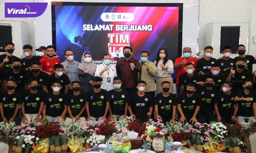 Pose bersama para pemain, ofisial, pelatih dan Walikota Palembang, H. Harnojoyo melalui Asisten II Pemerintah Kota Palembang, Ansori di Rumah Dinas Walikota, Kamis (17/3/2022). Foto : viralsumsel.com/ion