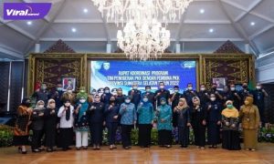 Pose bersama usai pembukaan rapat Rapat Koordinasi Program Tim Penggerak PKK dengan Pembina PKK Prov. Sumsel Tahun 2022, di Griya Agung Palembang, Kamis (17/3/2022) pagi. Foto : viralsumsel.com/win