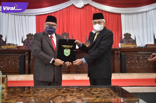 Wakil Ketua DPRD Prov Sumsel H.M. Giri Ramanda N Kiemas, SE, MM serahkan laporan dua raperda pada Wakil Gubernur Sumsel Ir. H. Mawardi Yahya pada Paripurna ke XLV (45), Senin (7/2/2022). Foto : viralsumsel.com