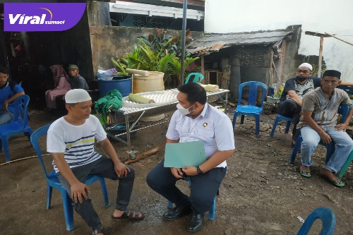 Kepala Sub Bagian Pelayanan sdr Samuel Ramot santunan korban meninggal dunia sebesar Rp.50 Juta rupiah telah diserahkan langsung kepada Ahli Waris yang sah yaitu orang tua korban. Foto : Viralsumsel/Nto