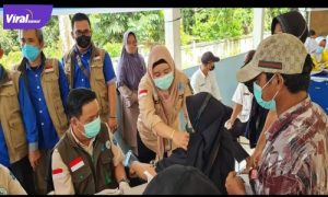 Kepala Dinas Kesehatan OKI, Iwan Setiawan SKM MKes tinjau vaksinasi dosis 2 di tiap kelurahan di Kayuagun Jumat (18/3/2022). Foto : viralsumsel.com/nia