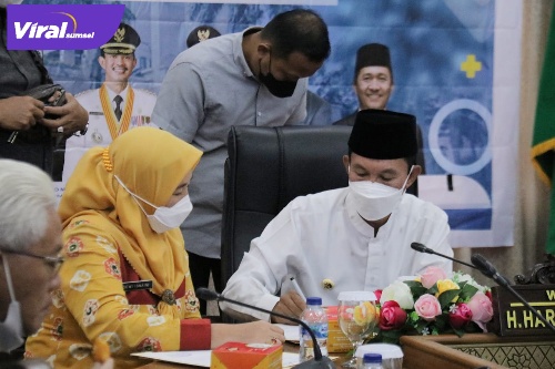 Harnojoyo usai rapat melalui video conference di Rumah Dinas Walikota Palembang, Jum'at (18/3/2022). Foto : Viralsumsel/Nto