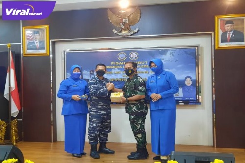 Komandan Lanal Palembang dari Kolonel Laut (P) Filda Malari, CTMP kepada Kolonel Laut (P) Widyo Sasongko SE M Tr Hanla di Pangkalan Utama TNI AL III Palembang, Jumat (18/03/2022). Foto : Viralsumsel/Nto