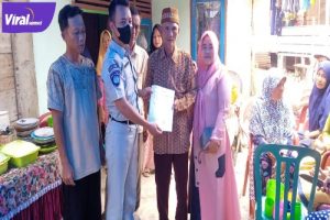 Petugas PT Jasa Raharja Cabang Sumsel Berikan Santunan Kepada Ahli Waris Korban Kecelakaan. Foto : Viralsumsel/Nto