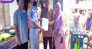 Petugas PT Jasa Raharja Cabang Sumsel Berikan Santunan Kepada Ahli Waris Korban Kecelakaan. Foto : Viralsumsel/Nto