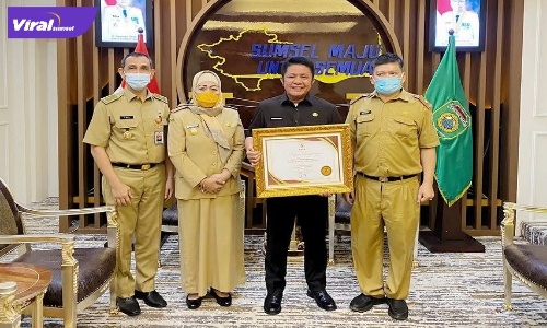 Gubernur Sumsel H. Herman Deru, Kepala Bapenda Sumsel Neng Muhaiba, Kepala UPTB Samsat 1 Palembang, Firnaz Lustian, dan Kepala Biro Organisasi Setda Provinsi Muhammad Zaki Aslam secara langsung di ruang kerjanya, Senin (21/3/2022). Foto : viralsumsel.com/win 