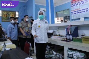 Fitrianti Agustinda, Kamis (24/3/2022) kembali melukan inpeksi mendadak (sidak) di Unit Pelayanan Teknis Daerah (UPTD) Dinas Kependudukan dan Catatn Sipil (Disdukcapil) Kota Palembang. Foto : Viralsumsel/Nto