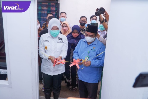 Fitri saat meresmikan RTLH di Jl Jaya I, Kelurahan 16 Ulu, Kecamatan Seberang Ulu (SU) Palembang. Foto : Viralsumsel/Nto