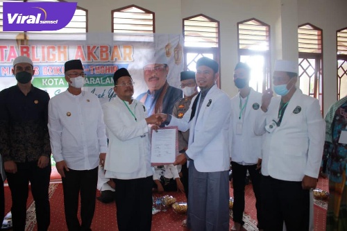 Majelis Dzikir At-Thohir mengadakan tabligh akbar dan santunan ratusan anak yatim di Masjid Al-Akbar, Gunung Gare, Kota Pagar Alam pada, Jumat (25/3). Foto : Viralsumsel /Nto