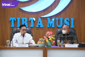 Ratu Dewa Sekda Palembang saat menyaksikan Penandatangan kerjasama dilakukan oleh Perumda Tirta Pangkal Pinang dengan PDAM Tirta Musi di Graha PDAM Trita Musi Palembang, Jumat (25/3/2022). Foto : Viralsumsel/Nto