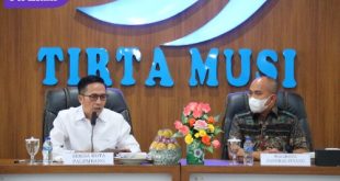 Ratu Dewa Sekda Palembang saat menyaksikan Penandatangan kerjasama dilakukan oleh Perumda Tirta Pangkal Pinang dengan PDAM Tirta Musi di Graha PDAM Trita Musi Palembang, Jumat (25/3/2022). Foto : Viralsumsel/Nto