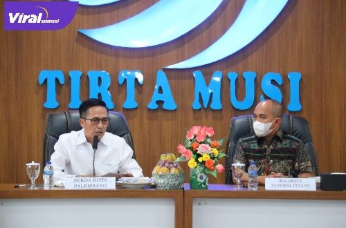 Ratu Dewa Sekda Palembang saat menyaksikan Penandatangan kerjasama dilakukan oleh Perumda Tirta Pangkal Pinang dengan PDAM Tirta Musi di Graha PDAM Trita Musi Palembang, Jumat (25/3/2022). Foto : Viralsumsel/Nto