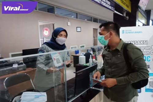 Petugas JR saat melakukan pelayanan pembayaran non tunai, melalui QRIS dan EDC dapat dimanfaatkan oleh masyarakat untuk melakukan pembayaran di kantor Samsat. Foto : Viralsumsel/Nto