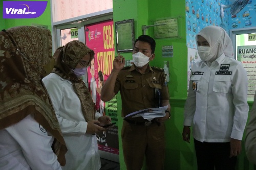 Wawako Palembang Fitri saat inpeksi mendadak (sidak) dikantor Unit Pelayanan Teknis Daerah (UPTD) Dinas Kependudukan dan Catatan Sipil (Disdukcapil) di Kecamatan Ilir Barat (IB) 2 Palembang. Foto : Viralsumsel/Nto