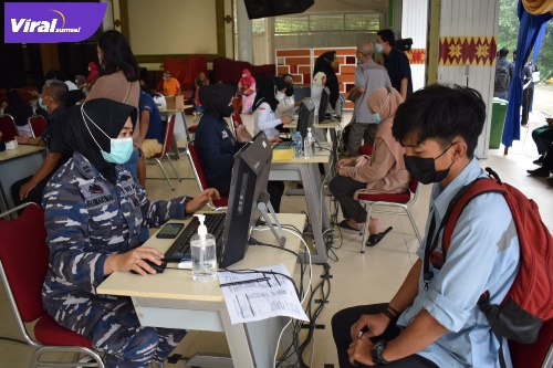 TNI Angkatan Laut (Lanal) Palembang bersinergi dengan Polda Sumsel menggelar serbuan vaksinasi booster di Aula serba guna PT. Pusri Palembang, Foto : Viralsumsel