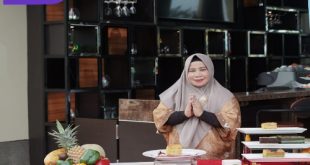 Bunda Rayya saat Jalani pemotretan Kue-kue Basah andalannya. Foto : Viralsumsel/Nto