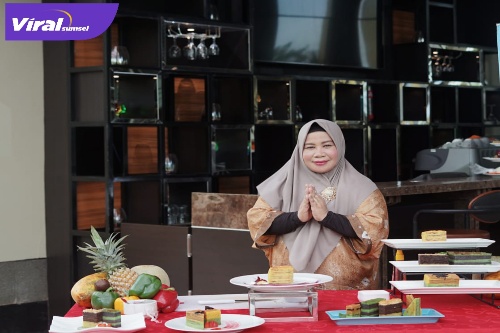 Bunda Rayya saat Jalani pemotretan Kue-kue Basah andalannya. Foto : Viralsumsel/Nto
