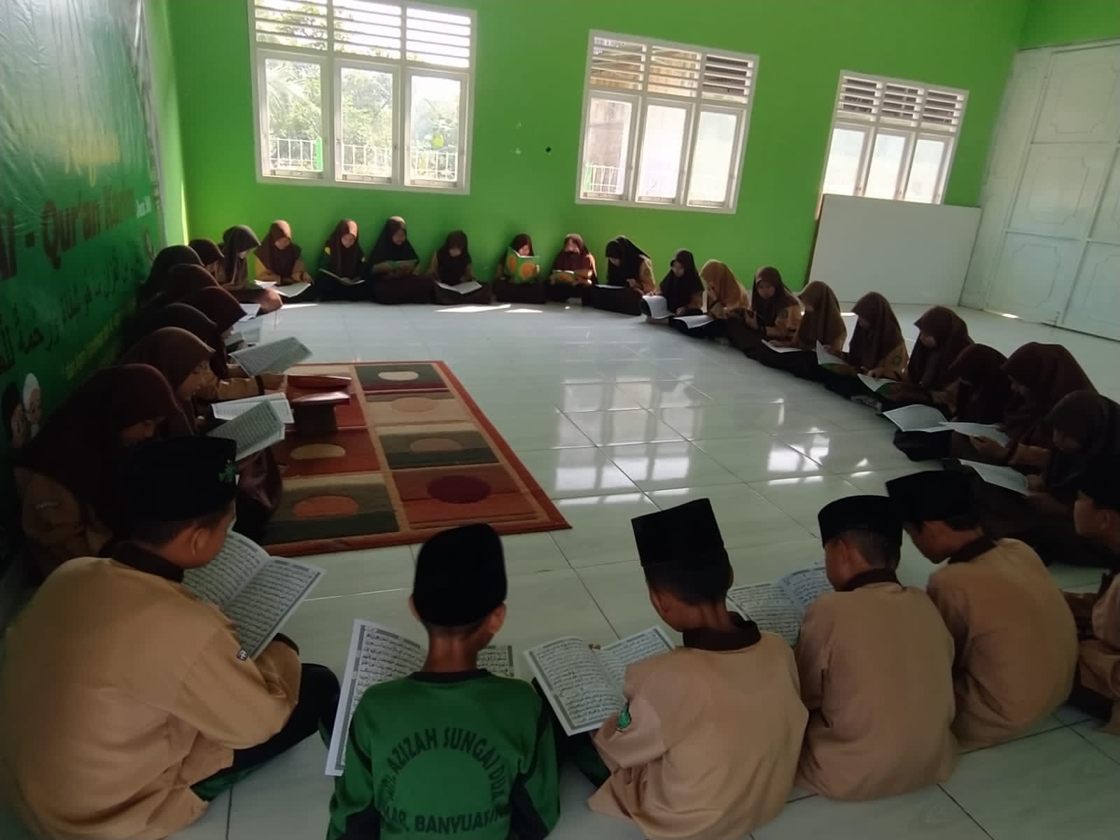 Kegiatan hatam Alquran setiap hari pada bulan suci Ramadhan di Kecamatan Rambutan, Jum'at (8/4/2022). Foto : viralsumsel.com/nto