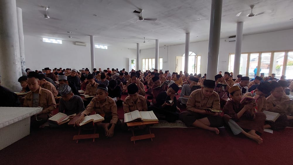 Kegiatan hatam Alquran setiap hari pada bulan suci Ramadhan di Kecamatan Rambutan, Jum'at (8/4/2022). Foto : viralsumsel.com/nto