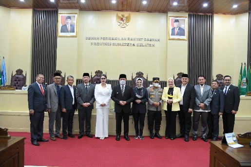 Pose bersama usai Penandatanganan antara Gubernur Sumsel H. Herman Deru dengan Ketua DPRD Sumsel Hj. R.A. Anita Noeringhati, S.H., M.H.,terkait hasil dengan agenda, Penyampaian Pengantar LKPJ TA 2021. Foto : viralsumsel.com/win