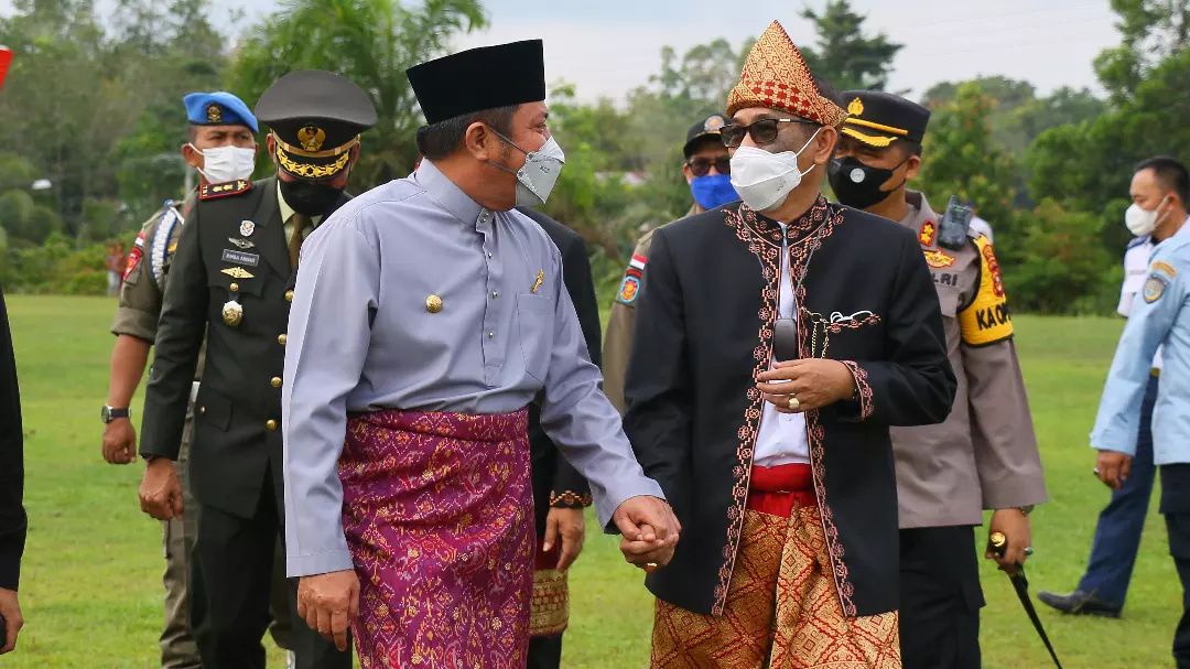 Gubernur Sumsel H Herman Deru bersama Bupati PALI H Heri Amalindo sebelum Rapat Paripurna Dewan Perwakilan Rakyat Daerah (DPRD) Kabupaten PALI dalam rangka memperingati hari jadi Kabupaten PALI yang ke-9, pada Jum'at (22/04/2022). Foto : viralsumsel.com/eko