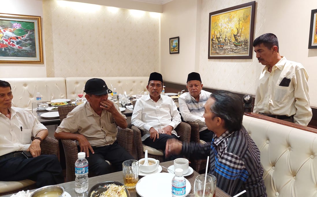 H Ishak Mekki berdiskusi dengan sejumlah pedagang pasar, Senin (25/4/2022) malam. Foto : viralsumsel.com/ion
