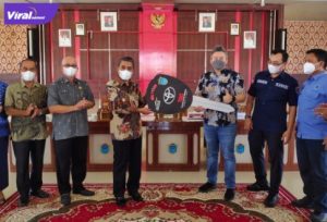 Wakil Bupati Ogan Ilir H Ardani SH. MH membuka acara serah terima kendaraan dinas operasional sewa dari PT. Adi Sarana Armada di Gedung Serbaguna KPT, Tanjung Senai, Jum’at, (1/4/2022). Foto : viralsumsel.com/jun