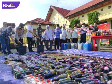 Bupati Ogan Ilir Panca Wijaya Akbar menghadiri pemusnahan minuman keras di Lapangan Mapolres Ogan Ilir, Jum’at, (1/4/2022). Foto : viralsumsel.com/jun