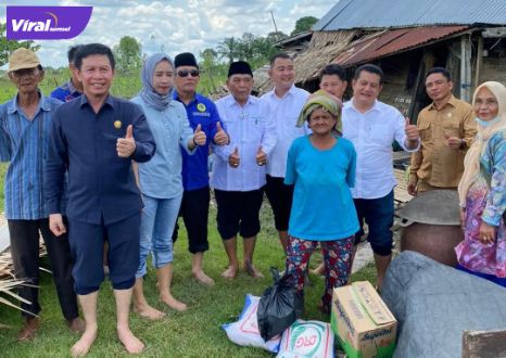 Seluruh anggota DPRD dapil II Ogan Ilir yaitu berikan bantuan berupa paket sembako ke salah satu warga di Desa Pulau Negara, Kamis (10/3/2022). Foto : viralsumsel.com/jun
