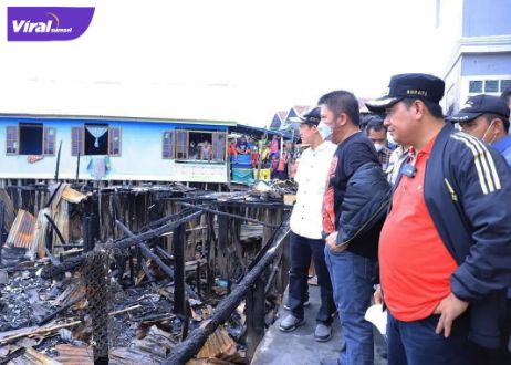 Gubernur Sumsel, H Herman Deru bersama Bupati Banyuasin Askolani meninjau lokasi kebakaran di Lorong Kerangga, Desa Sungsang 1, Kabupaten Banyuasin, Minggu (3/4/2022). Foto : viralsumsel.com/win