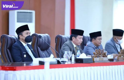 Pimpinan DPRD OI dalam Rapat Paripurna VI DPRD KabuTahun Sidang 2022 dalam rangka Penyampaian Nota Penjelasan oleh Bupati Ogan Ilir tentang LKPJ Tahun Anggaran 2021, Senin (14/3/2022). Foto : viralsumsel.com/jun