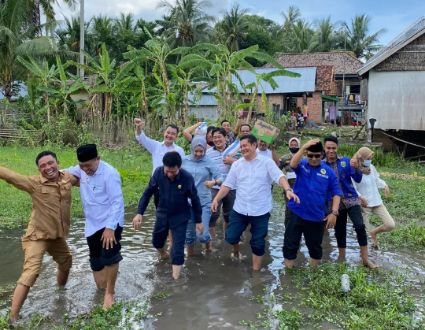 Seluruh anggota DPRD dapil II Ogan Ilir yaitu berikan bantuan berupa paket sembako ke salah satu warga di Desa Pulau Negara, Kamis (10/3/2022). Foto : viralsumsel.com/jun