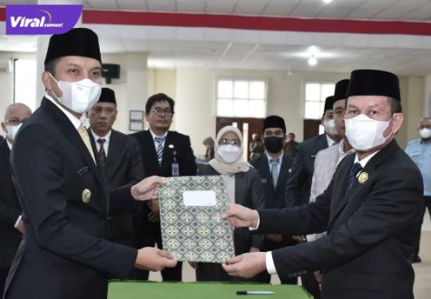 Bupati Ogan Ilir Panca Wijaya Akbar S.H Hadiri Rapat Paripurna VI DPRD Kab. Ogan Ilir Bersama Ketua DPRD Ogan Ilir Soeharto HS beserta Wakil dan Anggota, Jumat (1/4/2022). Foto : viralsumsel.com/jun