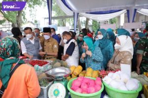 Walikota Palembang, H. Harnojoyo dalam kegiatan Bazar Kebutuhan Pokok di Kantor Camat Ilir Barat II (IB II) Palembang, Senin (4/4/2022). Foto : viralsumsel.com/nto