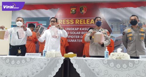 Subdit Tipidter Direktorat Rerserse Kriminal Khusus Polda Sumsel rilis kasus penimbunan minyak solar subsidi, Rabu (6/4/2022). Foto : viralsumsel.com/kai