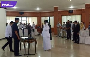 Pelantikan Rumidah Kades terpilih Desa Bukit Batu Kecamatan Air Sugihan Rumidah resmi dilantik oleh Wakil Bupati OKI HM Dja'far Shodiq, Kemarin (6/4/2022). Foto : viralsumsel.com/fir