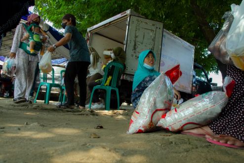 Sejumlah warga membeli paket bundling Bulog saat Bazar Ramadhan di halaman kantor Camat Sukarami Palembang, Rabu (6/4/2022). Kegiatan Operasi Pasar atau Pasar Murah Perum Bulog Kanwil sumsel dan Babel bekerjasama dengan Disdag kota Palembang. Foto-foto : M Hatta/viralsumsel.com