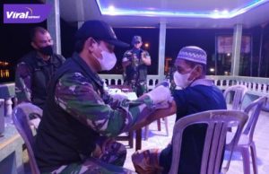 Satgas Covid-19 OKI gelar Serbuan Vaksin di Masjid Ar-Rohmah, Kelurahan Paku, Kecamatan OKI, Sumsel, Selasa (5/4/2022) malam. Foto : viralsumsel.com/fir