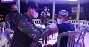Satgas Covid-19 OKI gelar Serbuan Vaksin di Masjid Ar-Rohmah, Kelurahan Paku, Kecamatan OKI, Sumsel, Selasa (5/4/2022) malam. Foto : viralsumsel.com/fir
