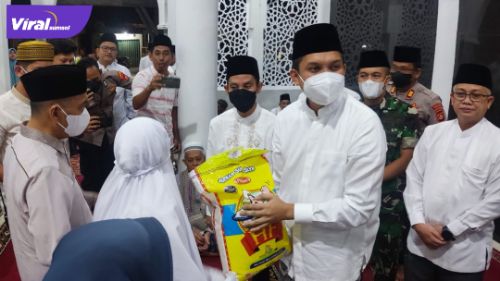 Bupati Ogan Ilir, Panca Wijaya Akbar S.H Safari Ramadhan di Masjid Darul Hikmah, Selasa (5/4/2022) malam. Foto : viralsumsel.com/jun